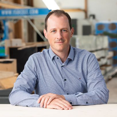 Portraitaufnahme Jonas Degen in der Werkstatt