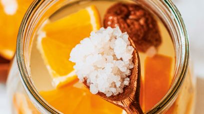 Fermentation im Fokus: Wasserkefir ist ein fermentiertes Getränk, das Vitamine und bioaktive Stoffe bildet.