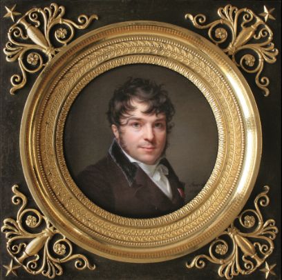 Ein Selbstbildnis von Jean-Baptiste Jacques Augustin aus dem Jahr 1810. Es ist mit Aquarell und Gouache auf Elfenbein gezeichnet und zeigt einen jungen Mann mit mittellangem Haar in einem verzierten Goldrahmen.