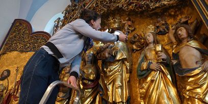 Prof. Soppa bei der Arbeit, sie begutachtet das 500 Jahre alte Altar-Kunstwerk, berührt die fragilen Oberflächen aber nicht.