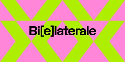 rosa Dreiecke, mal nach links, mal nach rechts zeigend und Leuchtgelb / Leuchtgrün Streifen, die umrahmen. In der Mitte steht "Bi[e]laterale"