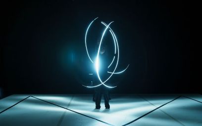 Lichtkreise mit Mensch darin