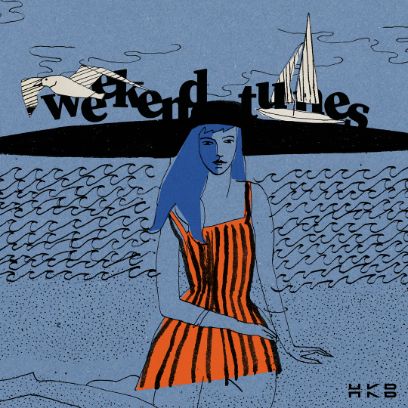 Zichnung in Blau, weibliche Figur in orangefarbenen Trägerkleid und schwarzem Hut auf dem Sand knieend. Dahinter Wellen, eine Möve, ein Segelschiff und in schwarzen Buchstaben "weekend tunes über einer schwarzen Form (Surfbrett oder Insel?)
