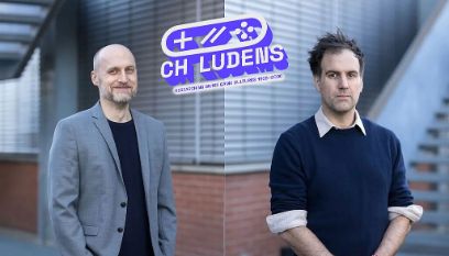 Arno Görgen links und Eugen Pfister rechts posieren lässig vor einem Gebäude der Hochschule der Künste Bern HKB.