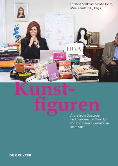 Cover des neuen Buches Kunstfiguren, Abbildung von Mira Kandathil, die an einem Büchertisch sitzt