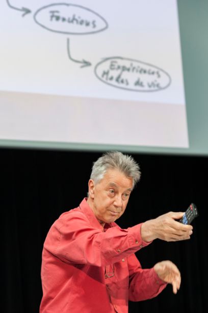 Abbildung: Alain Findeli hält einen Vortrag