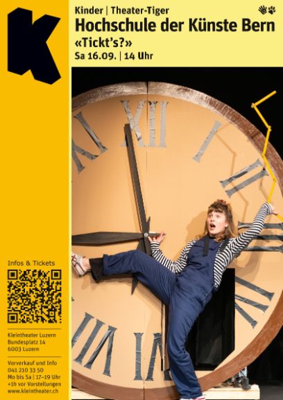 Plakat mit dunkelgelbem Streifen links auf dem das "K" fett in drei D oben stehen und unten INfos & Ticktes inkl. QR-Code. Rechts in ein Foto der Bühne: Eine junge Protagonistin steht vor einer riesigen Uhr und spielt Zeiger.