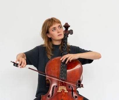 Eine Frau spielt Cello.