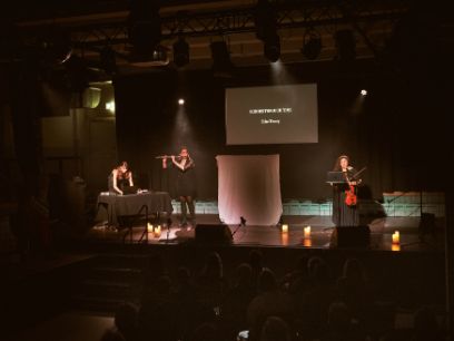 Das Ensemble «Echo Theory» steht auf der Bühne. Julian Schletti, Béatrice Garrido und Erin Torres.