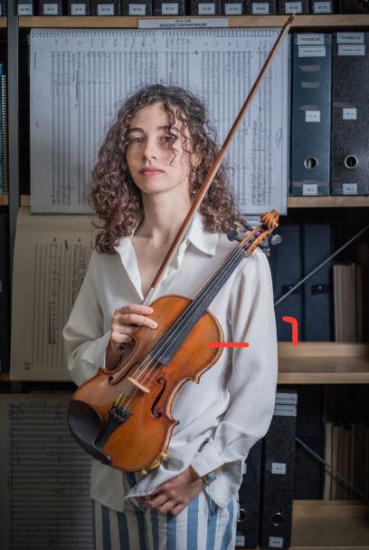 Eine Frau hält eine Violine in der Hand.