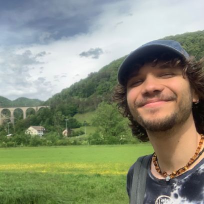 Ein Mann lächelt in die Kamera. 