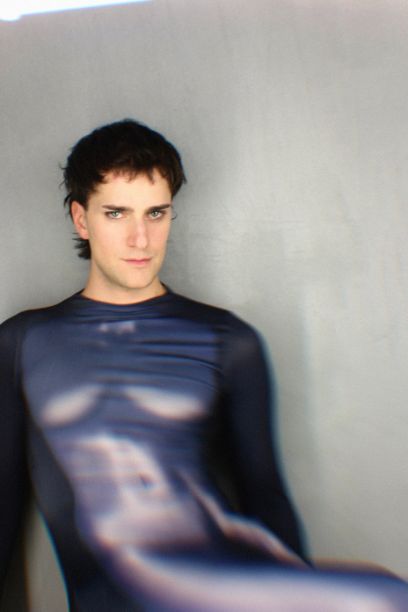 Ein Portrait von Paul Furtwängler. Paul Furtwängler schaut dabei in die Kamera und trägt einen Ganzkörperanzug.