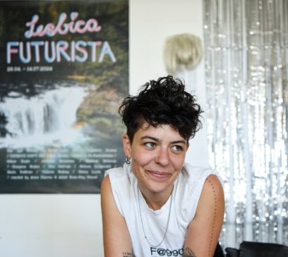 Alizé Rose-May schaut seitlich an der Kamera vorbei und lächelt