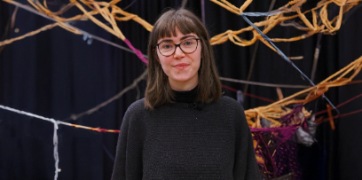 Porträtaufnahme von Elena Sword vor ihrer Installation