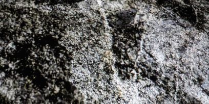 Mikroskopische Aufnahme von Gestein