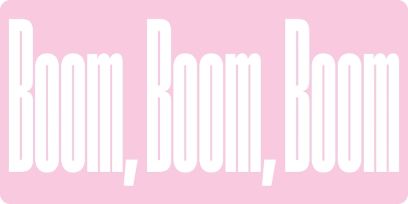Das Wort "Boom" in weisser Farbe dreimal hintereinander von Kommas getrennt und vor rosa Hintergrund.