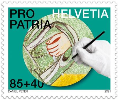 Die grüne Briefmarke, die eine Hand in weissem Baumwollhandschuh mit Restaurierungswerkzeug bei der Arbeit am Fresko zeigt.