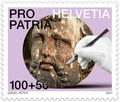 Violette Briefmarke, die den Kopf der Holzskulptur, die vermutlich Petrus zeigt, an der gearbeitet wird.