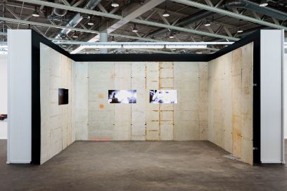 An der weissen Wand, die den Ausstellungsraum des Künstlers darstellt, hängen die beiden Bilder. Bild: Bundesamt für Kultur, Swiss Art Awards 2026, Gina Folly