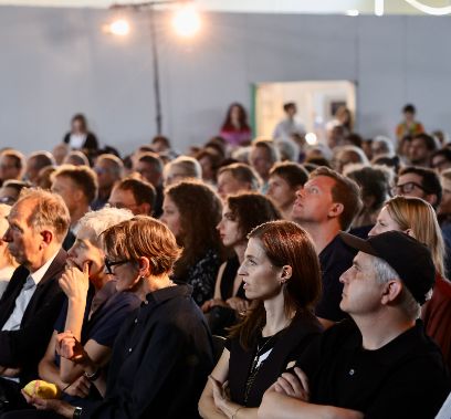 Blick ins Publikum: iMenschen verschiedenen Alters schauen auf die Bühne, die man auf dem Foto nicht sieht.