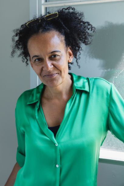 Ein Portrait von Yeboaa Ofosu. Sie trägt eine grüne Blouse und lächelt in die Kamera.