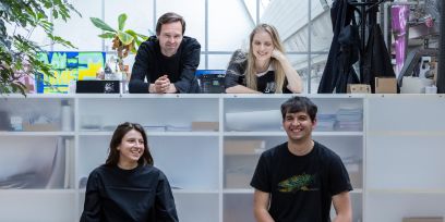 Zu sehen ist das Team des HKB-Ateliers bestehend aus vier Personen.