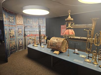 Verschiedene Blas- und Schlaginstrumente des frühen 19. Jahrhunderts.