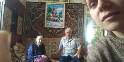 Selfie einer Jungen Frau mit ihren Grosseltern dahinter