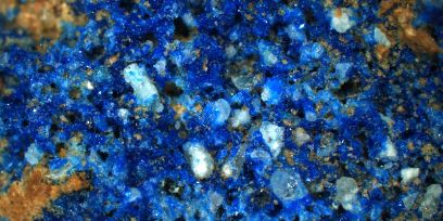 An der Postersession zu sehen: Mikroskopische Aufnahme einer Pigmentkugel aus Augusta Raurica, die im Rahmen des Forschungsprojekts «Spurenbestandteile in Ägyptisch Blau» entstanden ist. (Foto: Thomas Schmid)