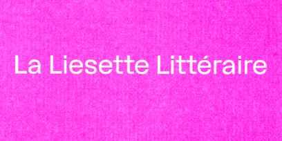 L'inscription blanche  « La Liesette Littéraire » se trouve sur un fond rose en structure tissée.
