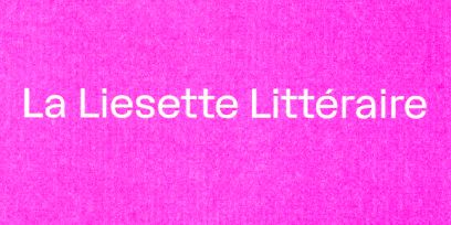 L'inscription blanche « La Liesette Littéraire » se trouve sur un fond rose en structure tissée.