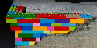 Legosteine, mit deren Hilfe eine Loch in einer Wand repariert wurde    