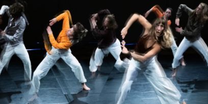 Wackelbild von 6 Tänzer*innen mit weissen Hosen