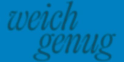 Auf blauem Hintergrund steht in dunkelgrauer, leicht verschwommener Schrift geschrieben «weich genug».