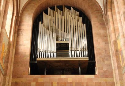 Pfeifenorgel in einer aus Sandstein gebauten romanischen Kirche.