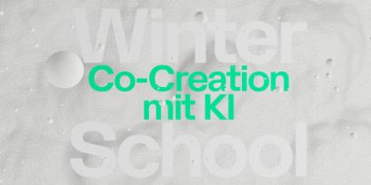 Grafik in Grau mit kalter Wasseroptik. In weisser Schrift steht Winter School übereinander. Dazwischen in gelber Schrift "Co-Creation mit KI"