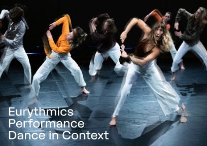Sechs Tänzer und Tänzerinnen auf einer Bühne, leicht verschwommenes Bild, Text Eurythmics Performance Dance in Context