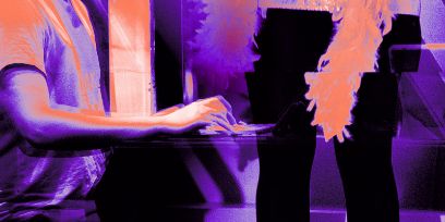 Playtime-Visual (bearbeitetes Foto einer Person, die eine Tastatur bedient) in den Farben Violett, Rosa, Orange, Schwarz und Weiss
