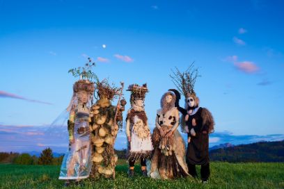 Fünf Personen verkleidet auf Wiese