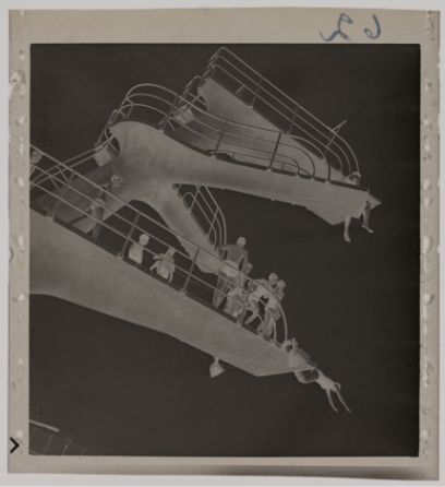 Negativfoto Sprungturm von unten