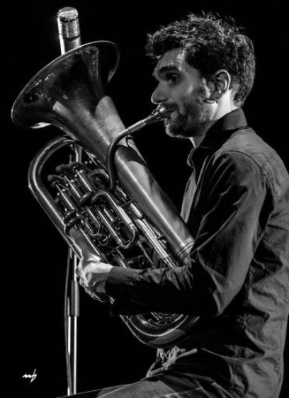 Portraitaufnahme von Anthony Caillet mit Euphonium s/w 