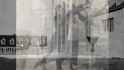 Fotografie s/w Doppelbelichtung Gebäude im Hintergrund, Menschen in Bewegung im Vordergrund