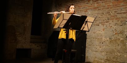 Person spielt Querflöte 