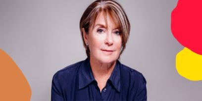 Portrait von Suzanne Lacy. Die Frau schaut direkt in die Kamera. Das Bild ist mit roten, gelben und orangen Farbflecken versehen.