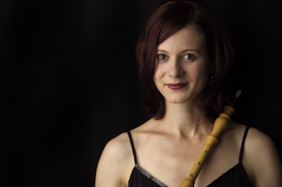 Portraitbild von Asrid Knöchlein, schwarzer Hintergrund