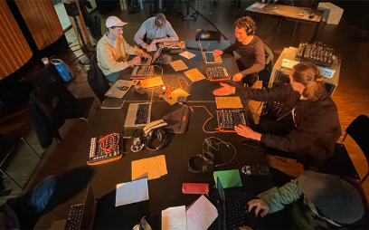 Eine Gruppe Menschen diskutiert an einem Tisch