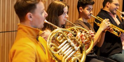 vier Personen spielen Blasinstrumente