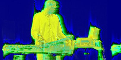 Bild im Playtime Design. Eine Person vor blauem Hintergrund