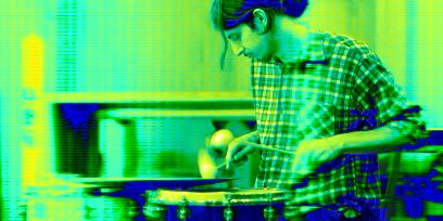 Playtime-Visual: Ein junger Mann spielt auf Drums, das Bild ist von den Farben Gelb, Blau und Rot überlagert.