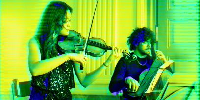 Bild im Playtime Design. Zwei Personen spielen Streichinstrumente